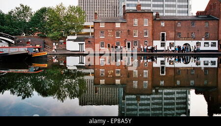 AJAXNETPHOTO. BIRMINGHAM, Inghilterra. - Banca Canale di Beagle Watering Hole - IL RUBINETTO E PUBBLICO SPILE casa costruita nel 1821 SI RIFLETTE NEL VECCHIO BIRMINGHAM bacino del canale. Foto:JONATHAN EASTLAND/AJAX REF:83008 21 17 Foto Stock