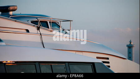 AJAXNETPHOTO. VIAREGGIO, Italia. - SUPERYACHT Design - Elegante base aerea timoneria progettazione di un superyacht ormeggiata in porto. Foto:JONATHAN EASTLAND/AJAX REF:TC4295 34 33A Foto Stock