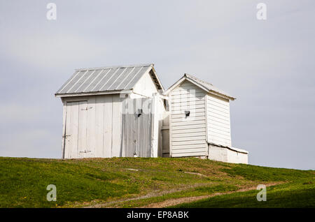 Due annata Amish scuola sua e si affina outhouses in una scuola di una stanza, Lancaster County, PA, Stati Uniti, Amish paese fuori casa wc Foto Stock