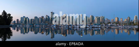 Vancouver British Columbia Canada skyline della città dalla vista del porto dalla Stanley Park lungo False Creek presso Sunrise Panorama Foto Stock