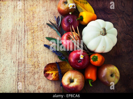 Concetto di autunno sfondo con frutta di stagione e verdure, mele, zucca,peperoni gialli e foglie di autunno con spazio di copia Foto Stock