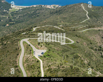 Strada di torsione di Rodes. La tortuosa strada che si arrampica per le ripide colline sopra il mare mediterraneo blu all abbazia parcheggio Foto Stock