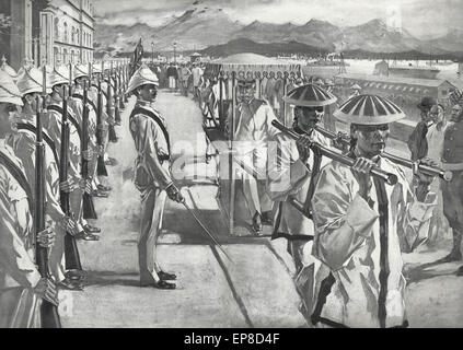 Ammiraglio George Dewey a Hong Kong per la sua strada di casa - il Royal Welsh Fusiliers salutando come egli passò lungo la banchina alla fine della spagnola guerra americana, 1898 Foto Stock