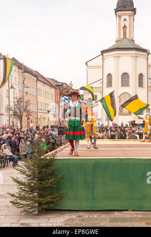 Traunstein/Germania/Baviera, Aprile 06th: storico ballo di spada al Georgirittes di Traunstein su il lunedì di Pasqua Foto Stock