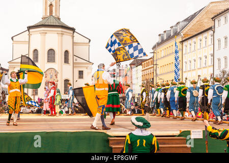 Traunstein/Germania/Baviera, Aprile 06th: storico ballo di spada al Georgirittes di Traunstein su il lunedì di Pasqua Foto Stock