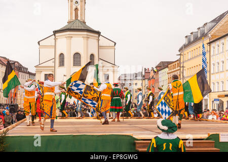 Traunstein/Germania/Baviera, Aprile 06th: storico ballo di spada al Georgirittes di Traunstein su il lunedì di Pasqua Foto Stock