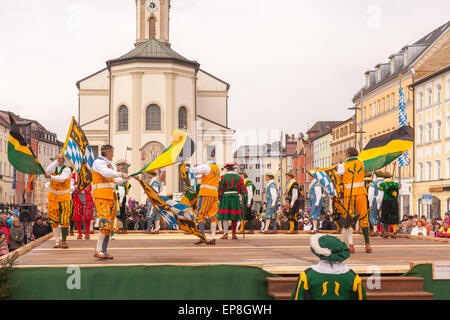 Traunstein/Germania/Baviera, Aprile 06th: storico ballo di spada al Georgirittes di Traunstein su il lunedì di Pasqua Foto Stock