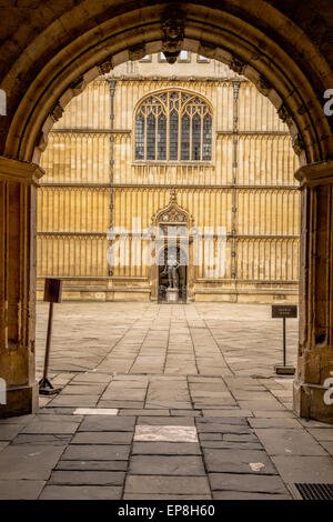 Cortile della biblioteca Bodleian Library e la statua di Sir Thomas Bodley (studioso e fondatore della libreria) Oxford, Inghilterra, Regno Unito. Foto Stock