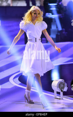 Mannheim, Germania. 14 Maggio, 2015. Qualificatori Katharina Wandrowsky esegue sul palco durante la televisione Germen casting show il prossimo Germania Topmodel a Mannheim, Germania, 14 maggio 2015. Foto: Uwe Anspach/dpa/Alamy Live News Foto Stock