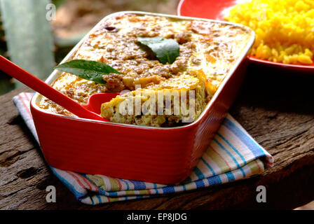 Bobotie è una vera South African pasto portato al Capo di Buona Speranza dai coloni olandesi nel 1652 è realizzato a partire da carne di montone tritata curry e spezie e frutti di un uovo in base topping Foto Stock