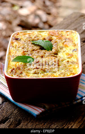 Bobotie è una vera South African pasto portato al Capo di Buona Speranza dai coloni olandesi nel 1652 è realizzato a partire da carne di montone tritata curry e spezie e frutti di un uovo in base topping Foto Stock