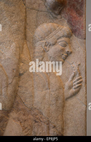 Stele di marmo (grave marker) di giovani e una bambina. Dettaglio bambina, detiene un fiore. Greco, soffitta, ca. 530 A.C. Foto Stock