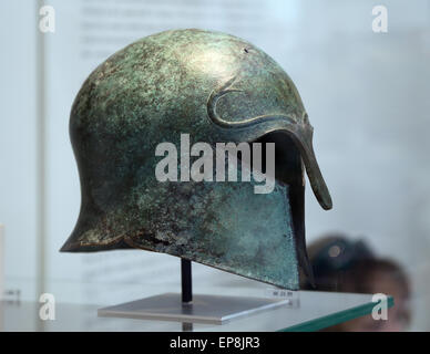 Elmo in bronzo di tipo attico greco del V secolo a.c. forse da Atene Foto  stock - Alamy