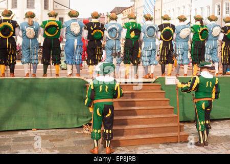 Traunstein/Germania/Baviera, Aprile 06th: storico ballo di spada al Georgirittes di Traunstein su il lunedì di Pasqua Foto Stock