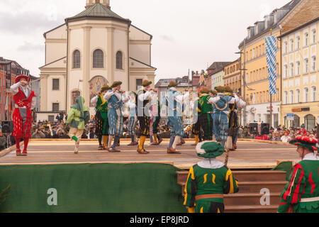 Traunstein/Germania/Baviera, Aprile 06th: storico ballo di spada al Georgirittes di Traunstein su il lunedì di Pasqua Foto Stock