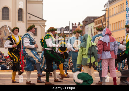 Traunstein/Germania/Baviera, Aprile 06th: storico ballo di spada al Georgirittes di Traunstein su il lunedì di Pasqua Foto Stock