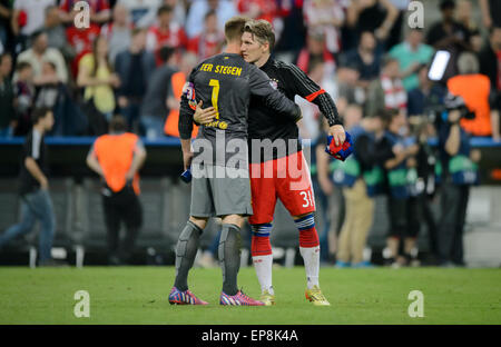 Monaco di Baviera di Sebastian Schweinsteiger e Barcellona il portiere Marc-andré ter Stegen reagire dopo la Champions League semi final match tra FC Bayern Monaco di Baviera e il FC Barcelona a stadio Allianz Arena di Monaco di Baviera, Germania, il 12 maggio 2015. Foto: Thomas Eisenhuth/dpa - nessun filo SERVICE - Foto Stock