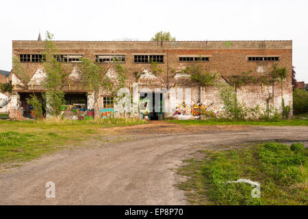 Fabbrica abbandonata edificio con i graffiti sulla parete Foto Stock