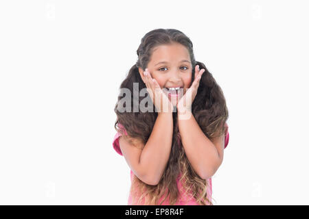 Bambina è sorprendente e sorridente in telecamera Foto Stock