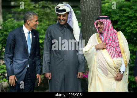 Camp David, Stati Uniti d'America. 14 Maggio, 2015. Il Presidente degli Stati Uniti Barack Obama parla con il Qatar di Emiro Sheikh Tamim Bin Hamad Al-Thani (C) e Arabia Saudita Principe Mohammed bin Nayef prima di una foto di gruppo a seguito del Consiglio di cooperazione del Golfo degli Stati Uniti al Vertice di Camp David il 14 maggio 2015. Obama ha ospitato i leader di Arabia Saudita, Kuwait, Bahrein, Qatar, Emirati Arabi Uniti e Oman per discutere una serie di questioni quali il terrorismo e gli Stati Uniti-Iran trattativa nucleare. Credito: dpa picture alliance/Alamy Live News Foto Stock