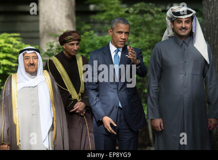 Camp David, Stati Uniti d'America. 14 Maggio, 2015. Il Presidente degli Stati Uniti Barack Obama (C) parla con e l'emiro del Kuwait Sheikh Sabah Al-Ahmad Al-Sabah (L), il Vice Primo Ministro di Oman, Sayyid Fahad Bin Mahmood al detto (2nd-L) e del Qatar Emiro Sheikh Tamim Bin Hamad Al-Thani prima di una foto di gruppo a seguito del Consiglio di cooperazione del Golfo degli Stati Uniti al Vertice di Camp David il 14 maggio 2015. Obama ha ospitato i leader di Arabia Saudita, Kuwait, Bahrein, Qatar, Emirati Arabi Uniti e Oman per discutere una serie di questioni quali il terrorismo e gli Stati Uniti-Iran trattativa nucleare. Credito: dpa picture alliance/Alamy Live News Foto Stock