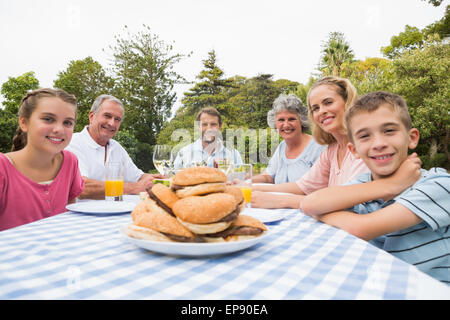 Famiglia estesa di mangiare all'aperto al Tavolo picnic Foto Stock