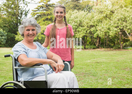 Carino nipote con la nonna in sedia a rotelle Foto Stock