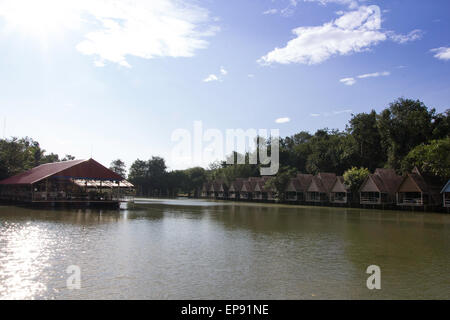 Cottage galleggiante sul fiume Foto Stock