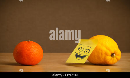 Limone con post-it nota sorridente a Orange Foto Stock