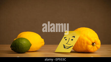 Limone con post-it nota sorridente ad agrumi Foto Stock