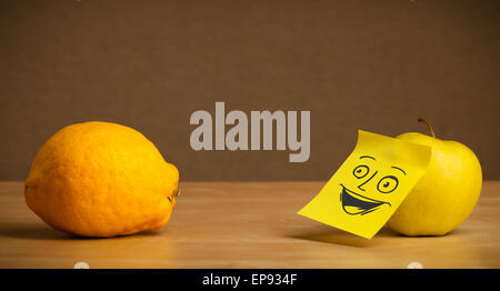 Apple con post-it nota sorridente al limone Foto Stock