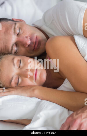 Coppia attraente dormendo e spooning nel letto Foto Stock