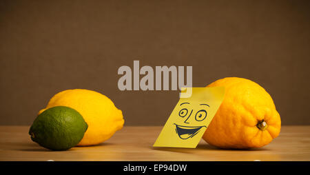 Limone con post-it nota sorridente ad agrumi Foto Stock