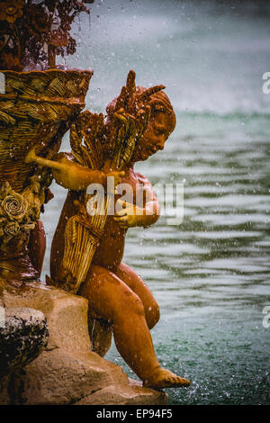 Le fonti classiche di acqua nei giardini reali di Aranjuez, Spagna Foto Stock