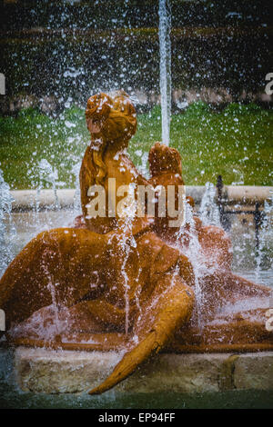 Le fonti classiche di acqua nei giardini reali di Aranjuez, Spagna Foto Stock