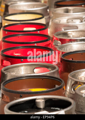 Barili di birra in attesa di raccolta al di fuori di un pub,,Matlock Derbyshire,UK . preso 11/05/2015 Foto Stock