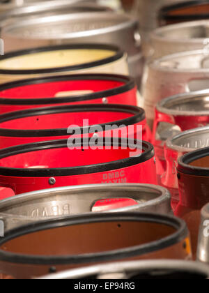 Barili di birra in attesa di raccolta al di fuori di un pub,,Matlock Derbyshire,UK . preso 11/05/2015 Foto Stock