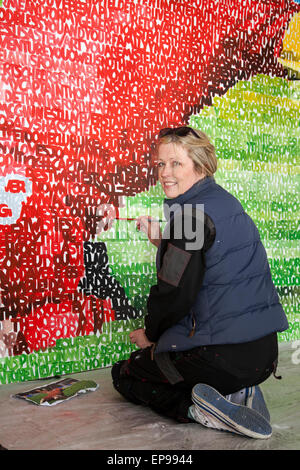 Un ritratto murale di partenza del capitano Steven Gerrard, Liverpool, Merseyside, Regno Unito 15 maggio 2015 il muro di Stevie Gerrard è completato. L'autodidatta artista Kara Strachan, di Shropshire, aggiunge il dettaglio finale all'opera d'arte murale tributo, l'immagine 8m x 4m che celebra i suoi 27 anni a Liverpool, per segnare la sua carriera con il club calcistico il quotidiano locale commissionò il ‘muro di Gerrard’, dove i tifosi e le famiglie potevano lasciare i propri messaggi. La storia della carriera di Gerrard comprende tre coppe della Lega, due coppe fa, una Coppa UEFA e la vittoria della Champions League nel 2005. Foto Stock