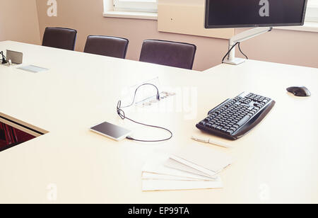 Interno di un ufficio moderno, mobili in bianco e hardware del computer sul tavolo. Foto Stock