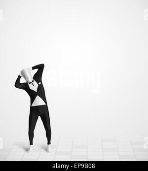 Funny guy nel corpo morphsuit suit guardando lo spazio di copia Foto Stock