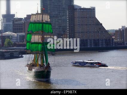 Londra, Regno Unito. 15 Maggio, 2015. Tedesco di formazione di vela di nave Alexander von Humboldt II passando Thames Clipper al Canary Wharf, Londra. Credito: Glenn Sontag/Alamy Live News Foto Stock