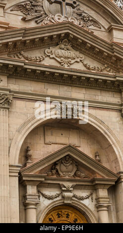 Particolare della facciata della Cattedrale Metropolitana di Santiago (Catedral Metropolitana de Santiago), Plaza de Armas, Santiago del Cile Foto Stock