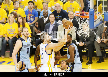 14 maggio 2015 - Napa Valley, CA, Stati Uniti - La Golden State Warriors David Lee passa per un layup durante la loro vittoria 98-78 sopra il Memphis Grizzlies a Oracle Arena di Oakland il mercoledì. The Warriors conducono la serie 3 giochi a 2. (Credito Immagine: © Napa Valley Register/ZUMA filo) Foto Stock