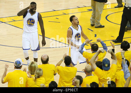 14 maggio 2015 - Napa Valley, CA, Stati Uniti - La Golden State Warriors Stephen Curry celebra dopo aver tenuto la leadership alla fine del primo trimestre durante la loro vittoria 98-78 sopra il Memphis Grizzlies a Oracle Arena di Oakland il mercoledì. The Warriors conducono la serie 3 giochi a 2. (Credito Immagine: © Napa Valley Register/ZUMA filo) Foto Stock