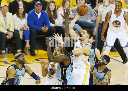 14 maggio 2015 - Napa Valley, CA, Stati Uniti - La Golden State Warriors Klay Thompson mette su un colpo durante la loro vittoria 98-78 sopra il Memphis Grizzlies a Oracle Arena di Oakland il mercoledì. The Warriors conducono la serie 3 giochi a 2. (Credito Immagine: © Napa Valley Register/ZUMA filo) Foto Stock