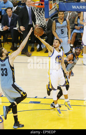 14 maggio 2015 - Napa Valley, CA, Stati Uniti - La Golden State Warriors Stephen Curry va per un layup durante la loro vittoria 98-78 sopra il Memphis Grizzlies a Oracle Arena di Oakland il mercoledì. The Warriors conducono la serie 3 giochi a 2. (Credito Immagine: © Napa Valley Register/ZUMA filo) Foto Stock