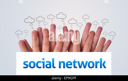 Gruppo di dito smileys holding lavagna con social network sign Foto Stock