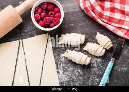 Fare croissant fatti in casa ripieni di lamponi dolce Foto Stock