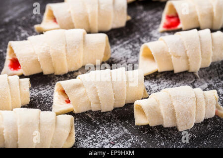 Fare croissant fatti in casa ripieni di lamponi dolce Foto Stock