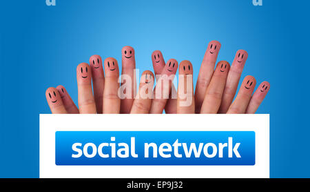 Gruppo di dito smileys holding lavagna con social network sign Foto Stock